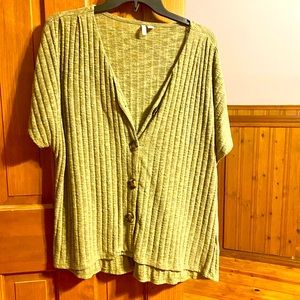 Women’s short sleeve shirt